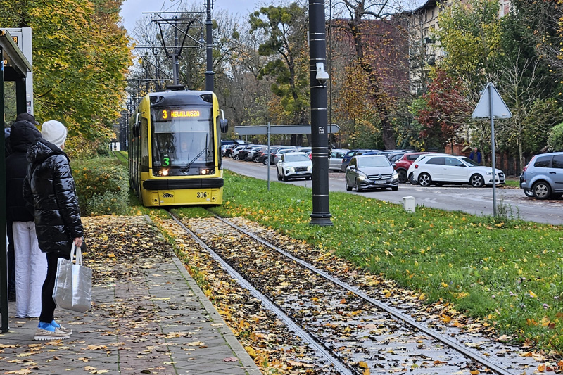 Tramwaj jesienią na torowisku